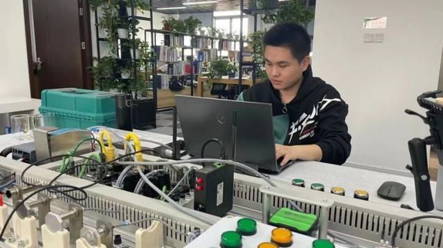 連摘三金！長寧代表隊在上海市第一屆職業技能大賽軟件開發賽項中表現搶眼